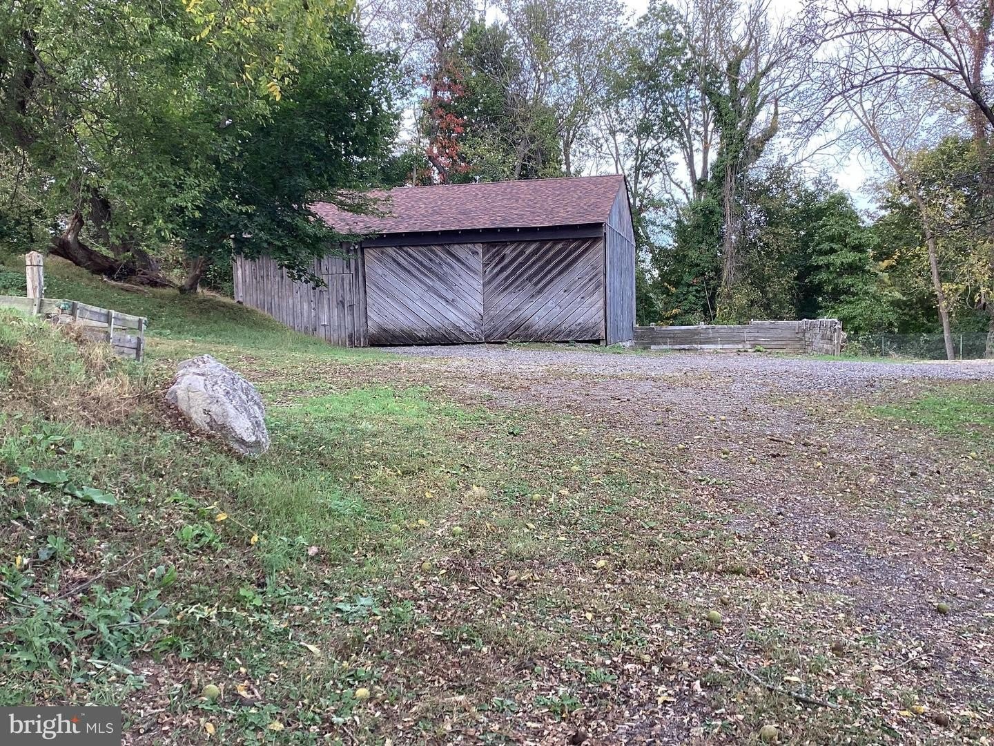 1050 PIKE SPRINGS RD #BARN – photo 3