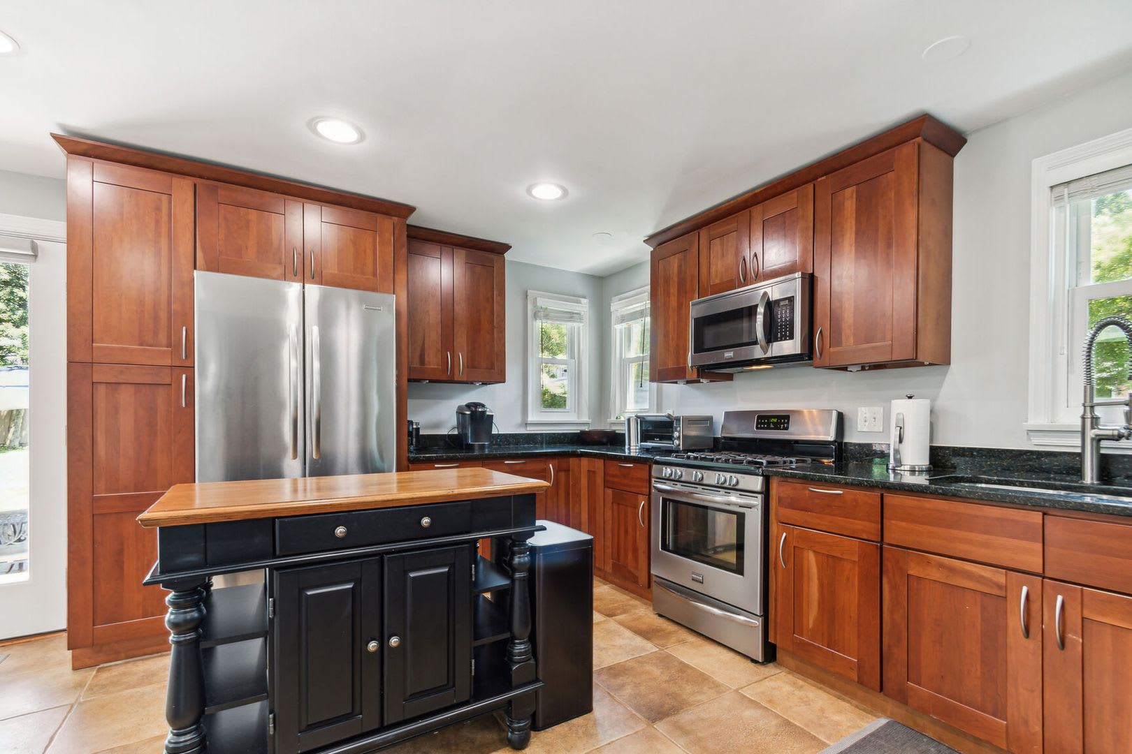 Cute Cape Cod Close to Forest Glen Metro w/huge backyard! – photo 5