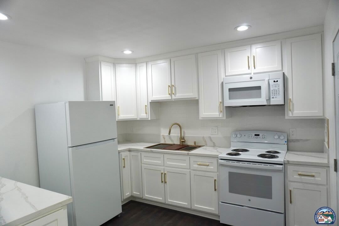 696 Yucca Dr – photo 4
