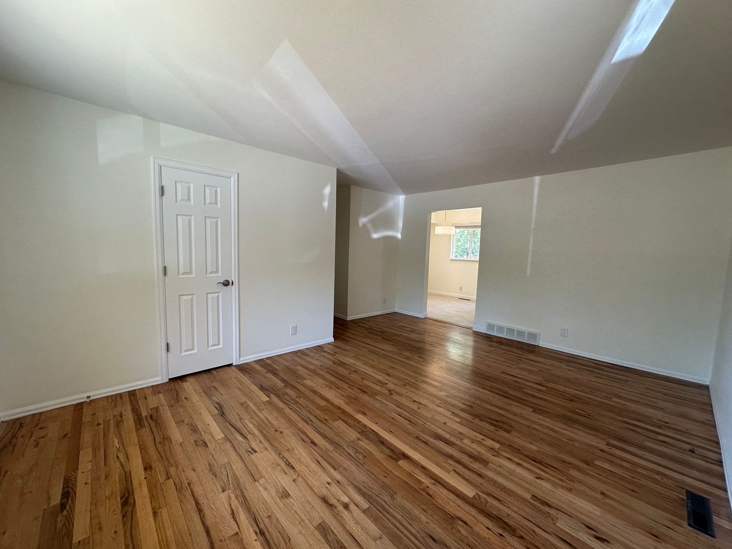 Spacious 3 Bedroom House with Garage and Large Yard! – photo 4