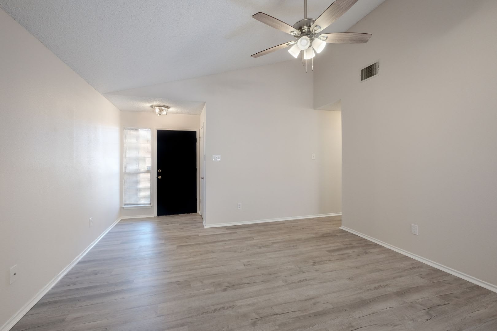 Charming 3-Bedroom Near Randolph AFB – photo 4