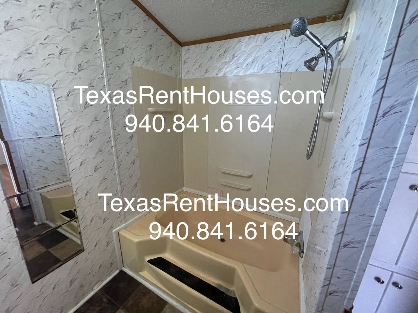 Pet Friendly Pets Are Welcomed In This 3 Bedroom 2 Bath Home With Fenced Yard – photo 3