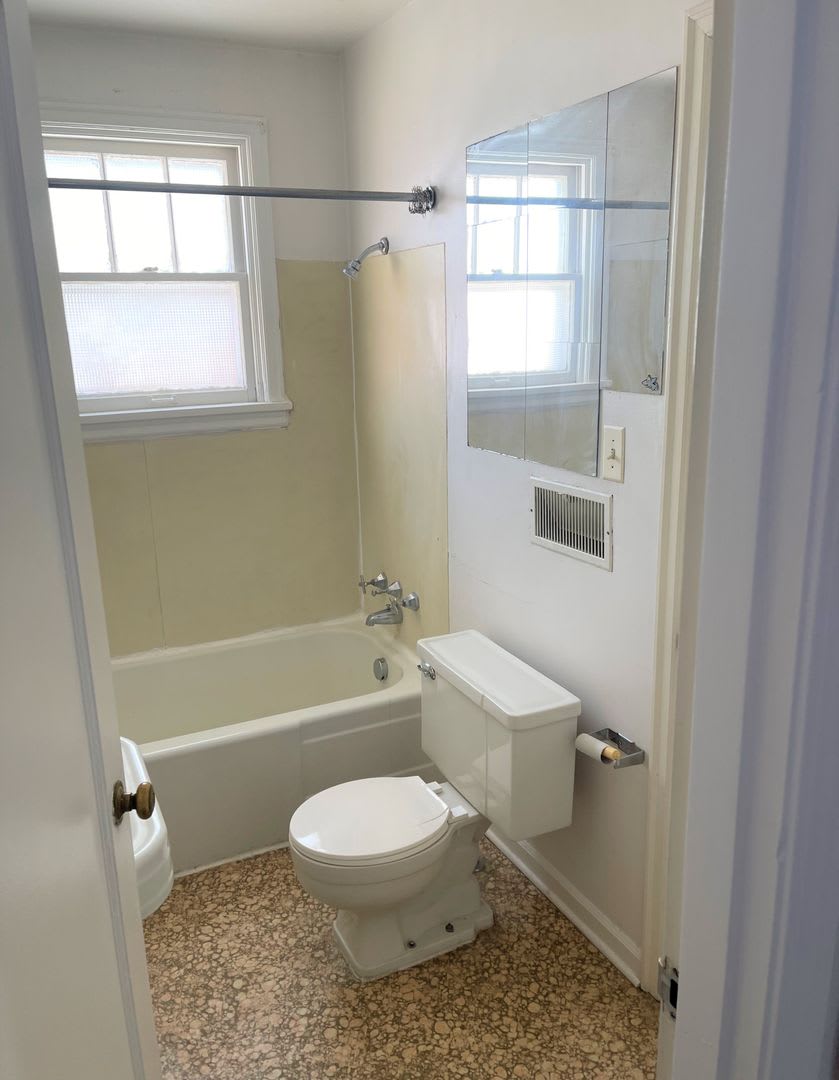 Charming 1 Bedroom 1 Bath Available Now! – photo 3