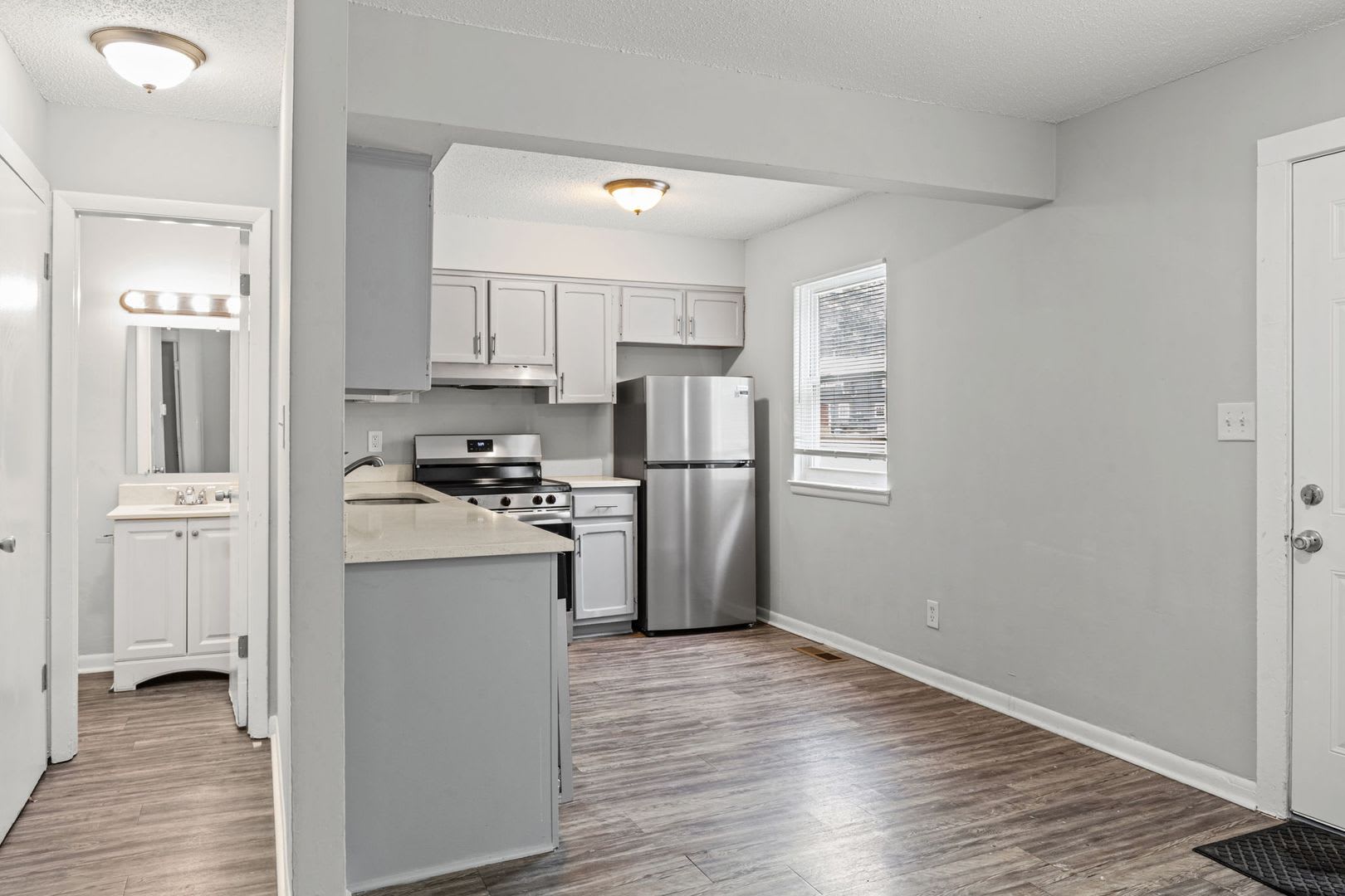 Back-to-School Special! Spacious Updated 3BR Townhome + $250 Off 2nd Month’s Rent – photo 4