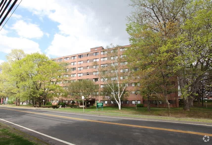 Senior Housing Newfield Stoneycrest Towers – photo 3