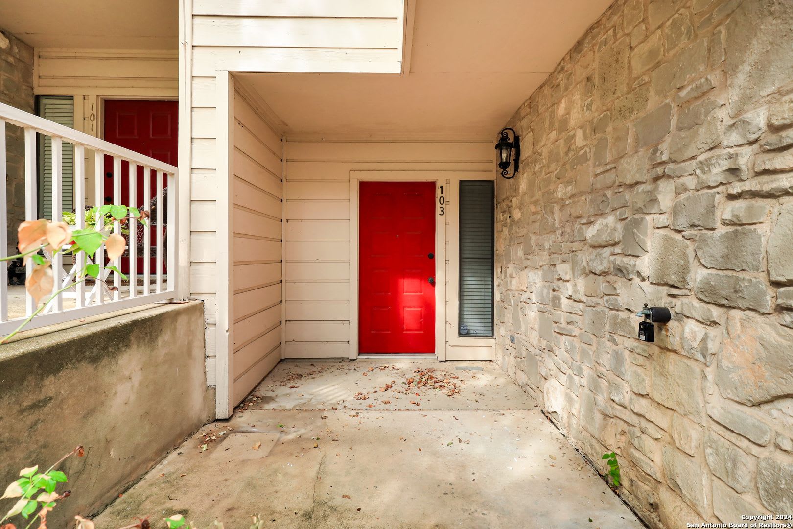 Modern Two-Story Condo with 2 Bedrooms, 2.5 Bathrooms, and Community Pool – photo 3
