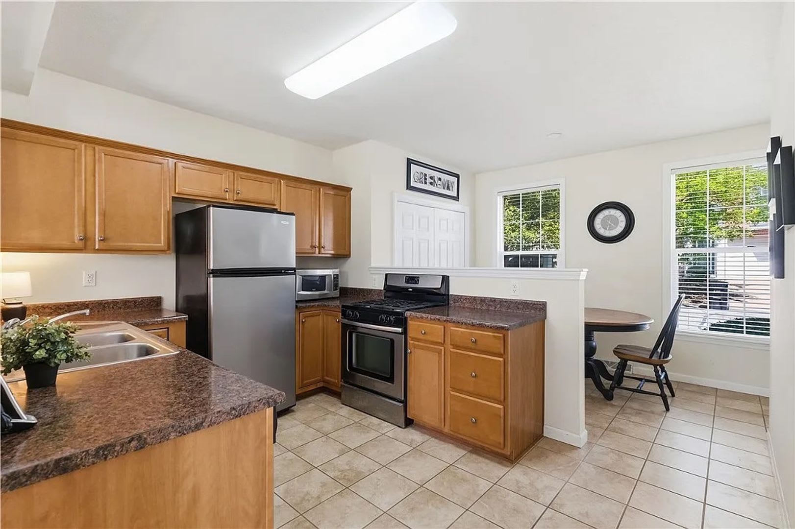 Beautiful Home with LVP Flooring and Fresh Paint Throughout – photo 5