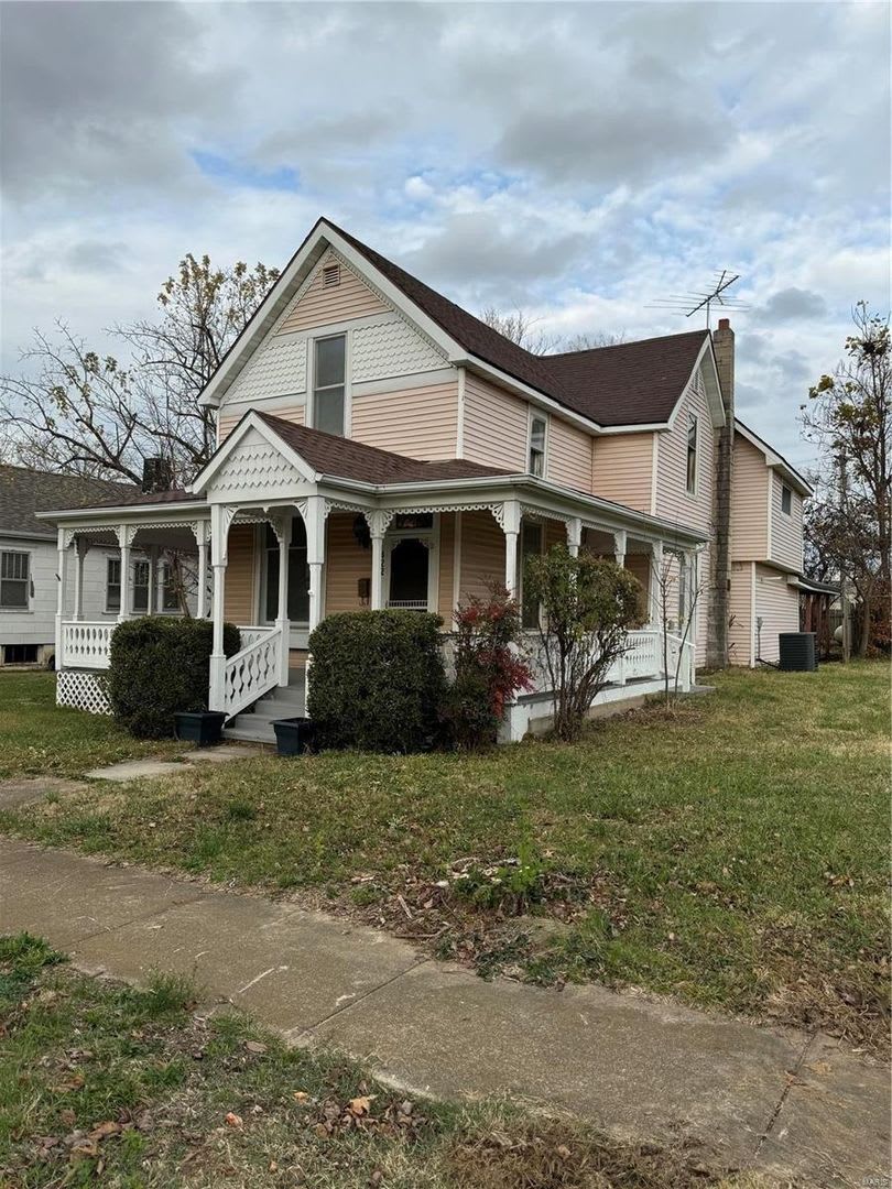 AUG SPECIAL!!! $1300 RENT AND HALF DEPOSIT IF LEASE SIGNED IN AUGUST!!! 3+ Bed 2 Bath – photo 2