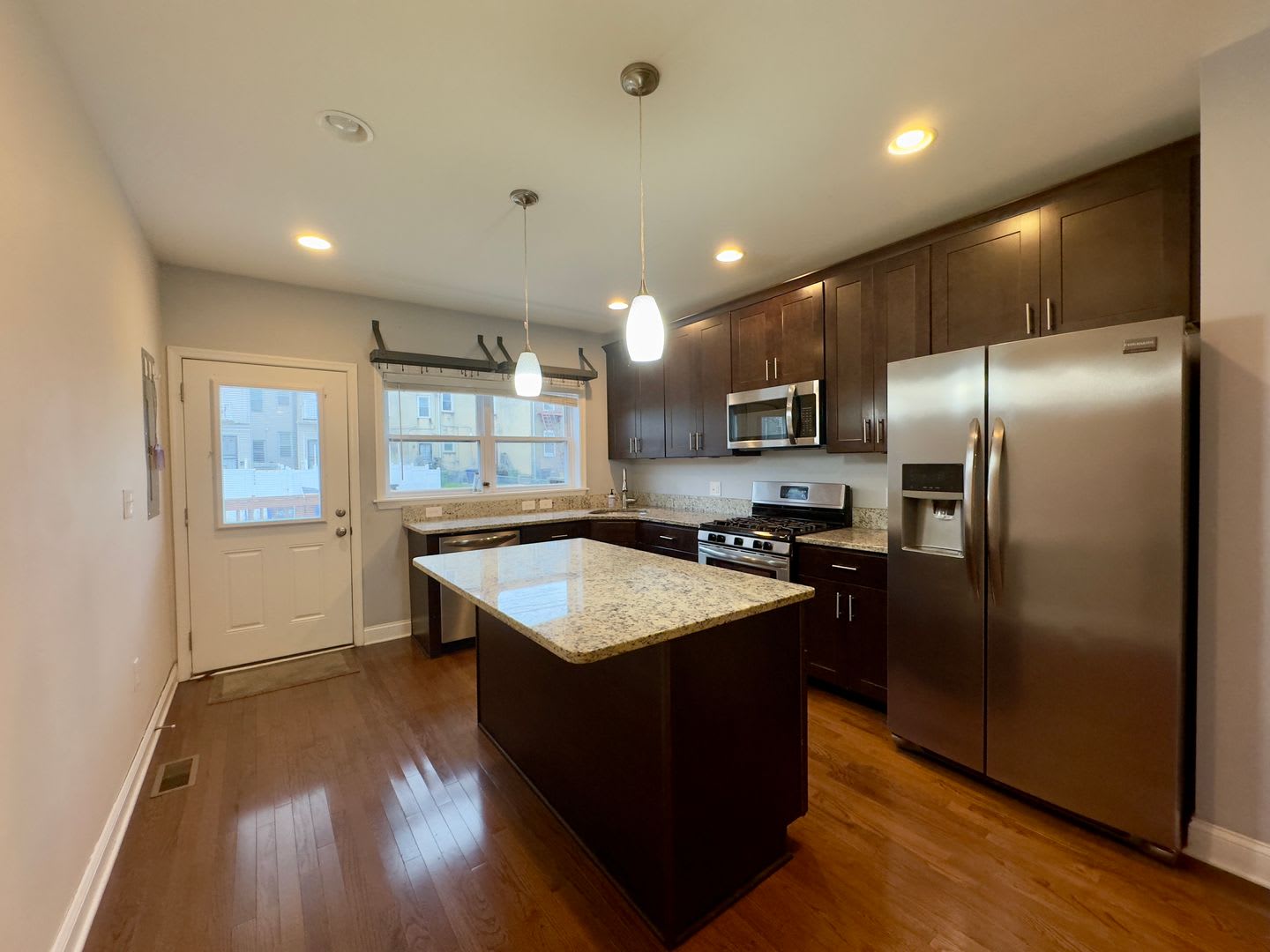Charming 3 Bed/3 Bath Townhome in Middle East Baltimore! – photo 4