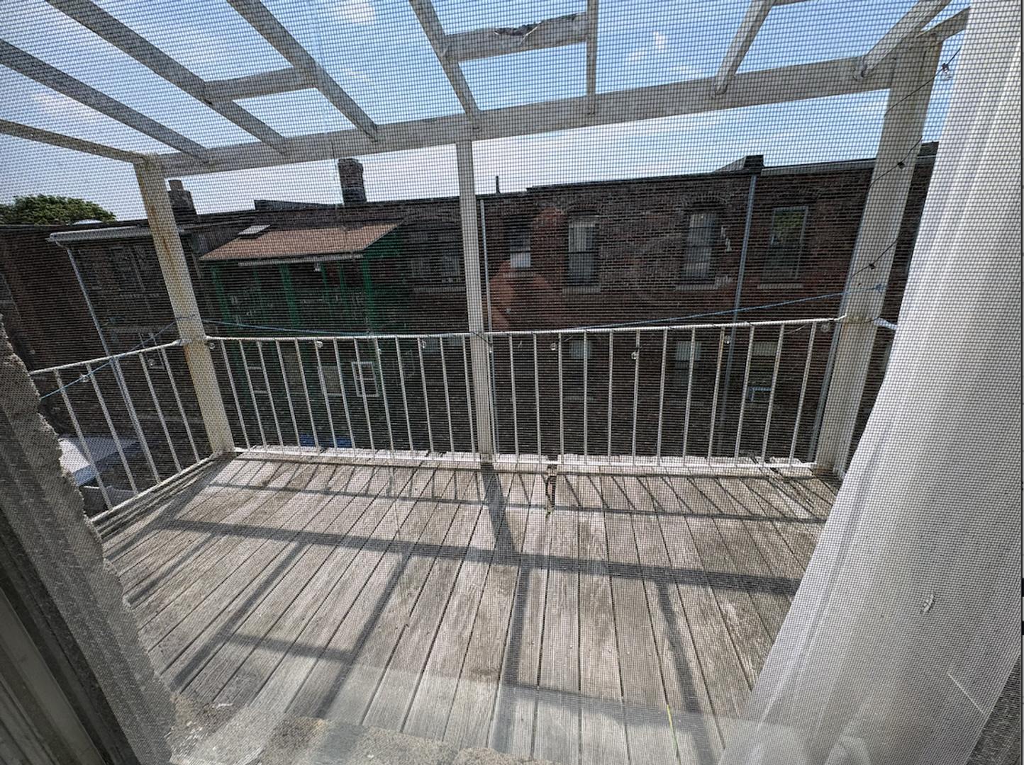 Beautiful 3 bed with in unit laundry and balcony GREAT DEAL for 9/1/26 – photo 5