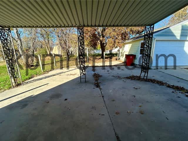 2113 Oakland Avenue East – photo 3