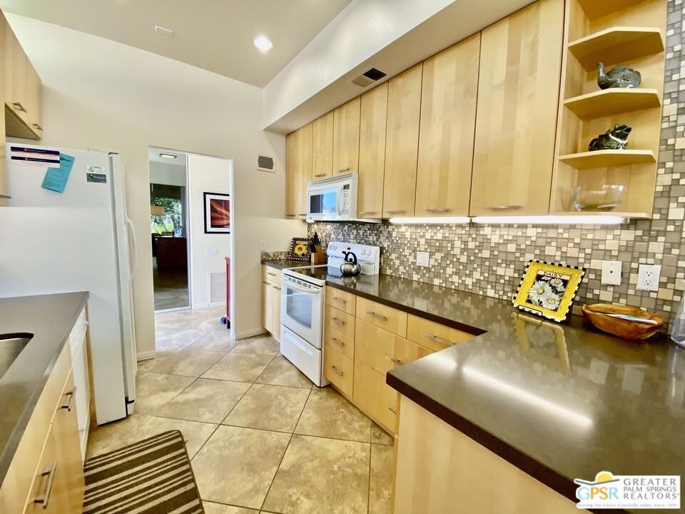 272 Desert Lakes Dr – photo 4