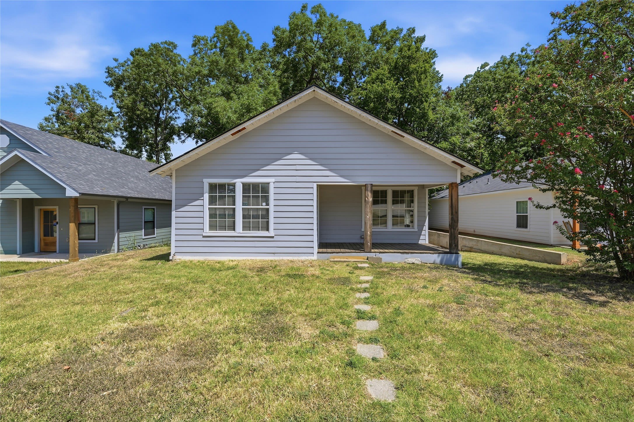 215 W Walker Street – photo 1