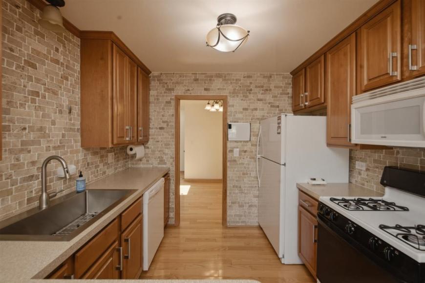 1671 Grosvenor Cir – photo 4