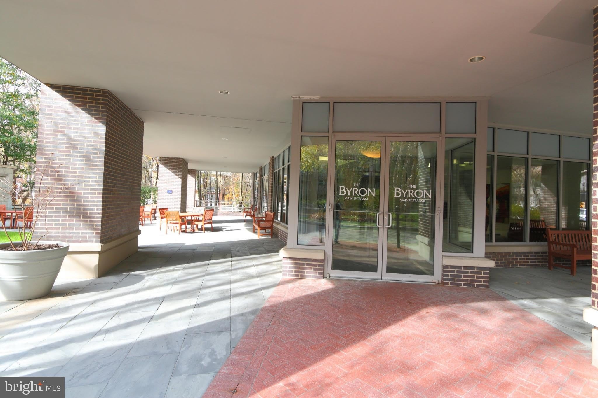 513 W BROAD Street – photo 2