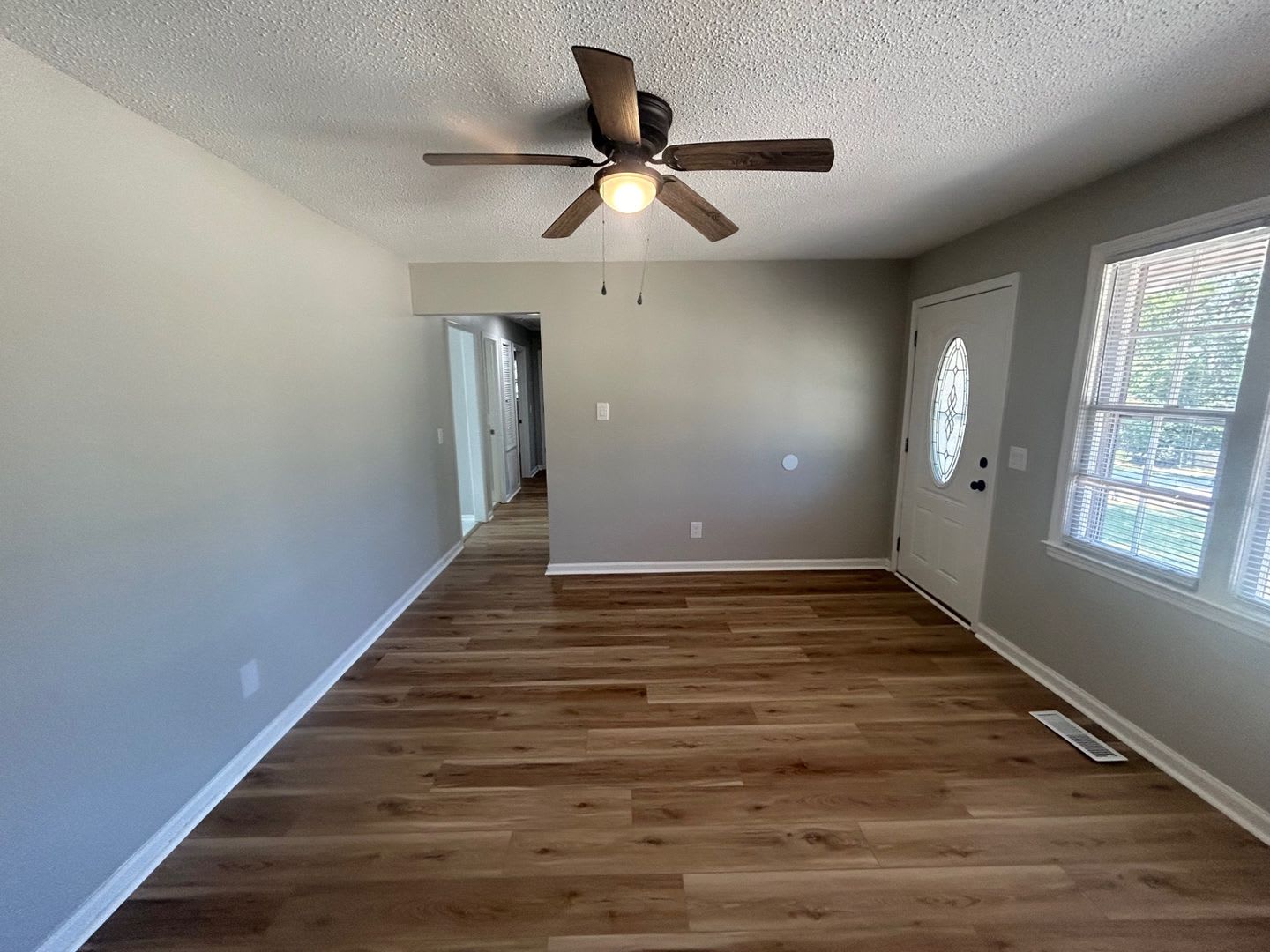 Charming 3 Bedroom Home Conveniently Located In Southeast Columbia Brand New Countertops And Hvac System – photo 5