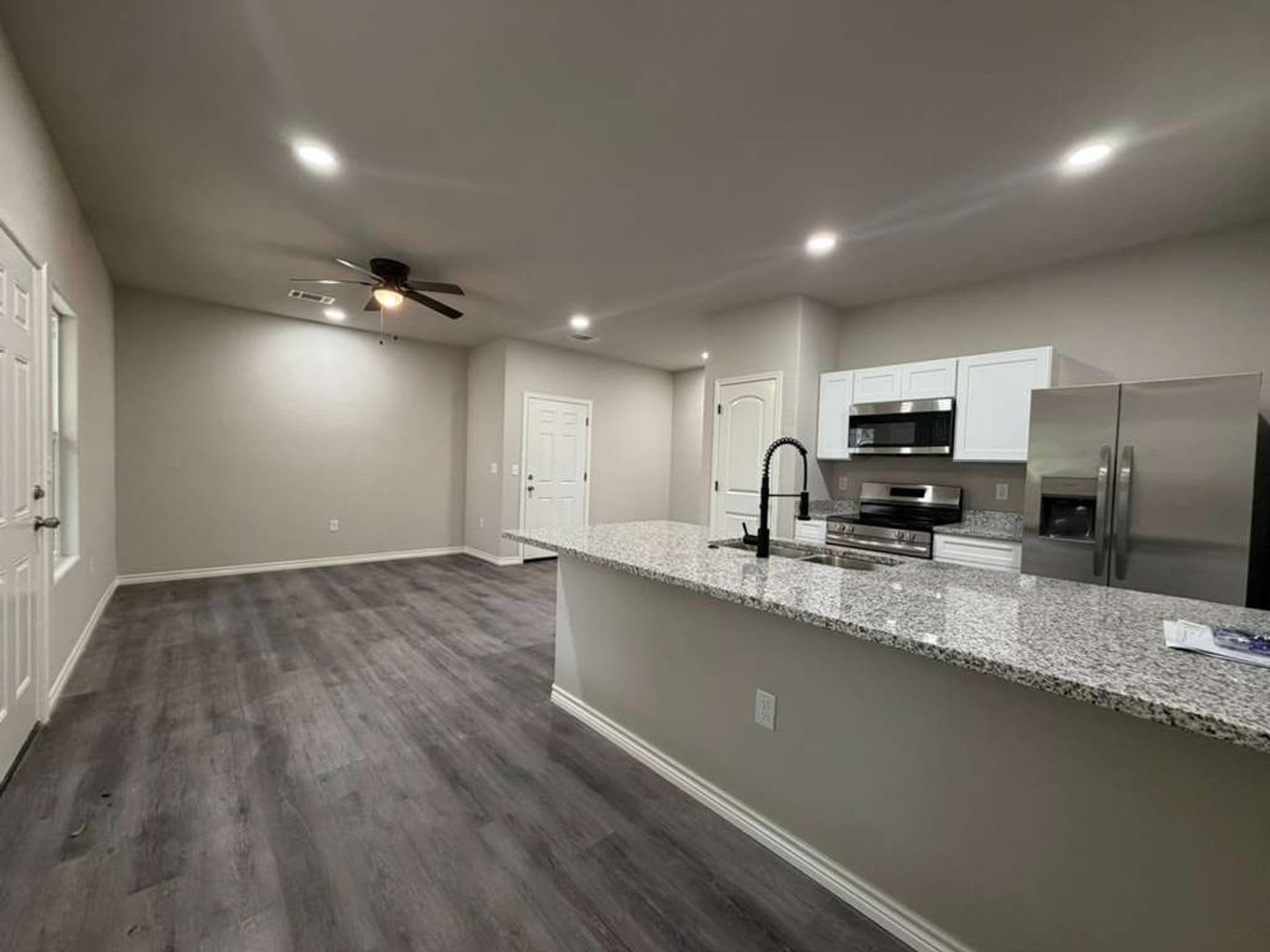 Spacious 2-Story 3BR Apartment Near Shopping, Parks & Major Highways in San Antonio – photo 2