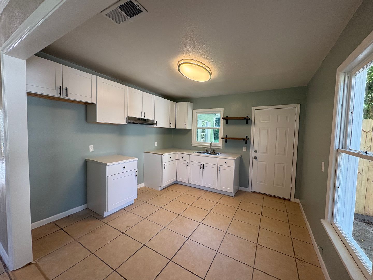 Beautiful 3 Bedroom 1 Bath Fully Remodeled Home With Central Air Heat – photo 4