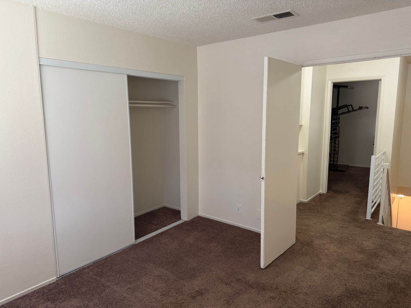 2STORY TOWNHOUSE 4BED, 1 1/2 BATHS – photo 4