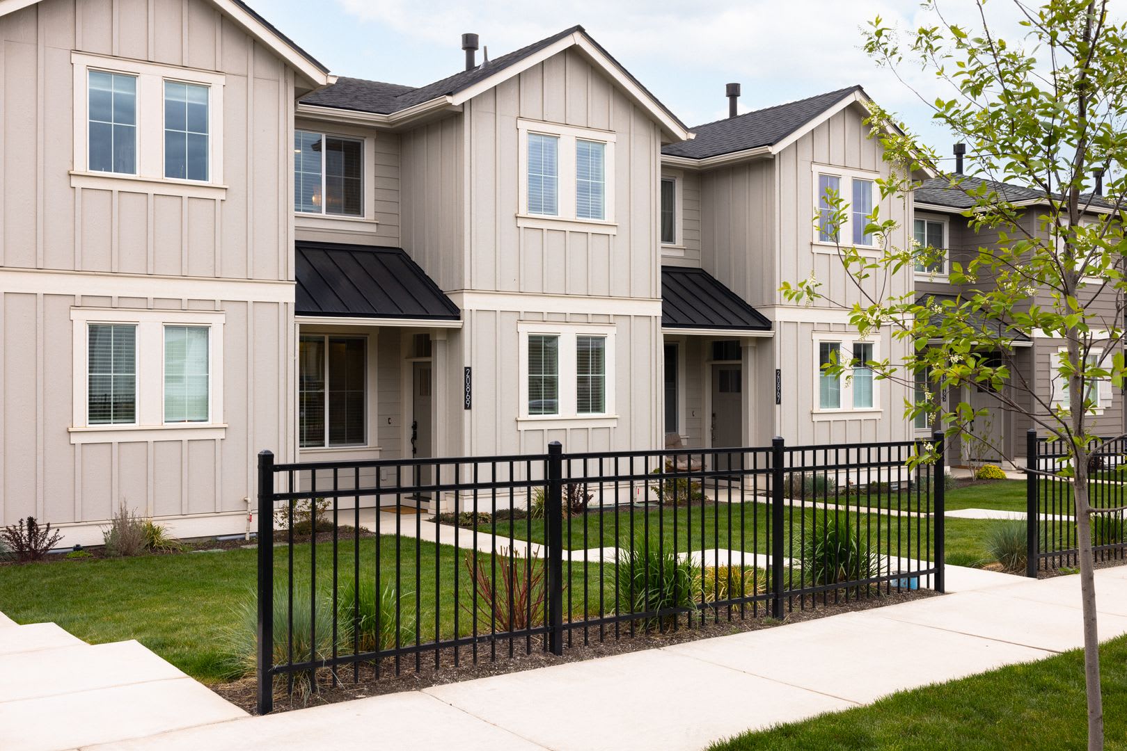 Modern 3 Bed 2.5 Bath Townhome with Resort-Style Amenities. Rent Credit & Pets OK! – photo 1