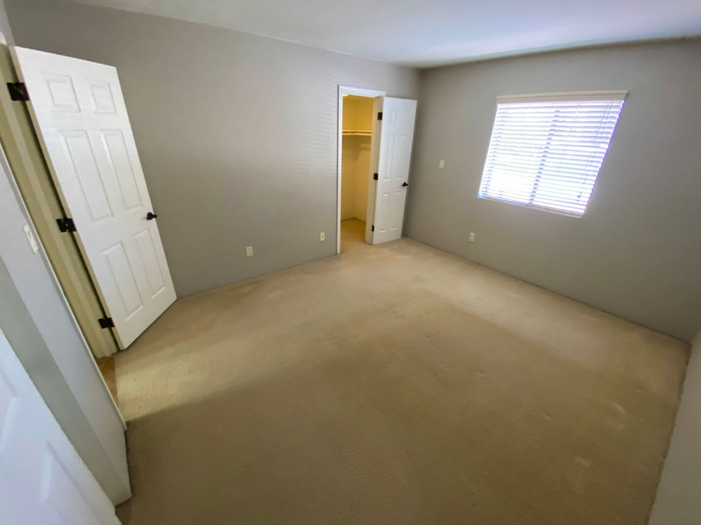 Spacious Upgraded One Bedroom Condo in Scottsdale – photo 2