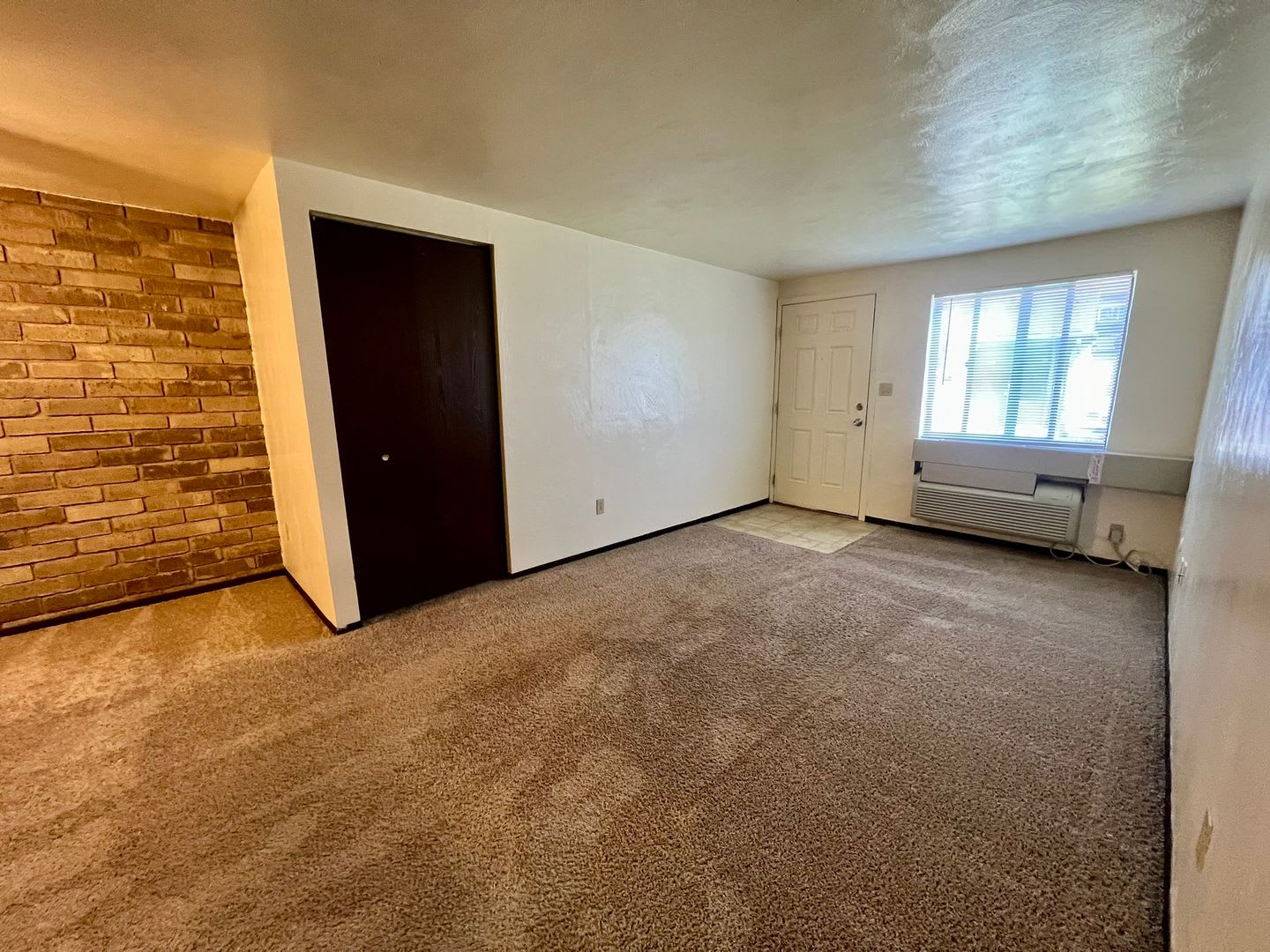 Cozy One Bedroom Apartment! Exposed Brick throughout & Laundry On-Site! Call Today! – photo 3