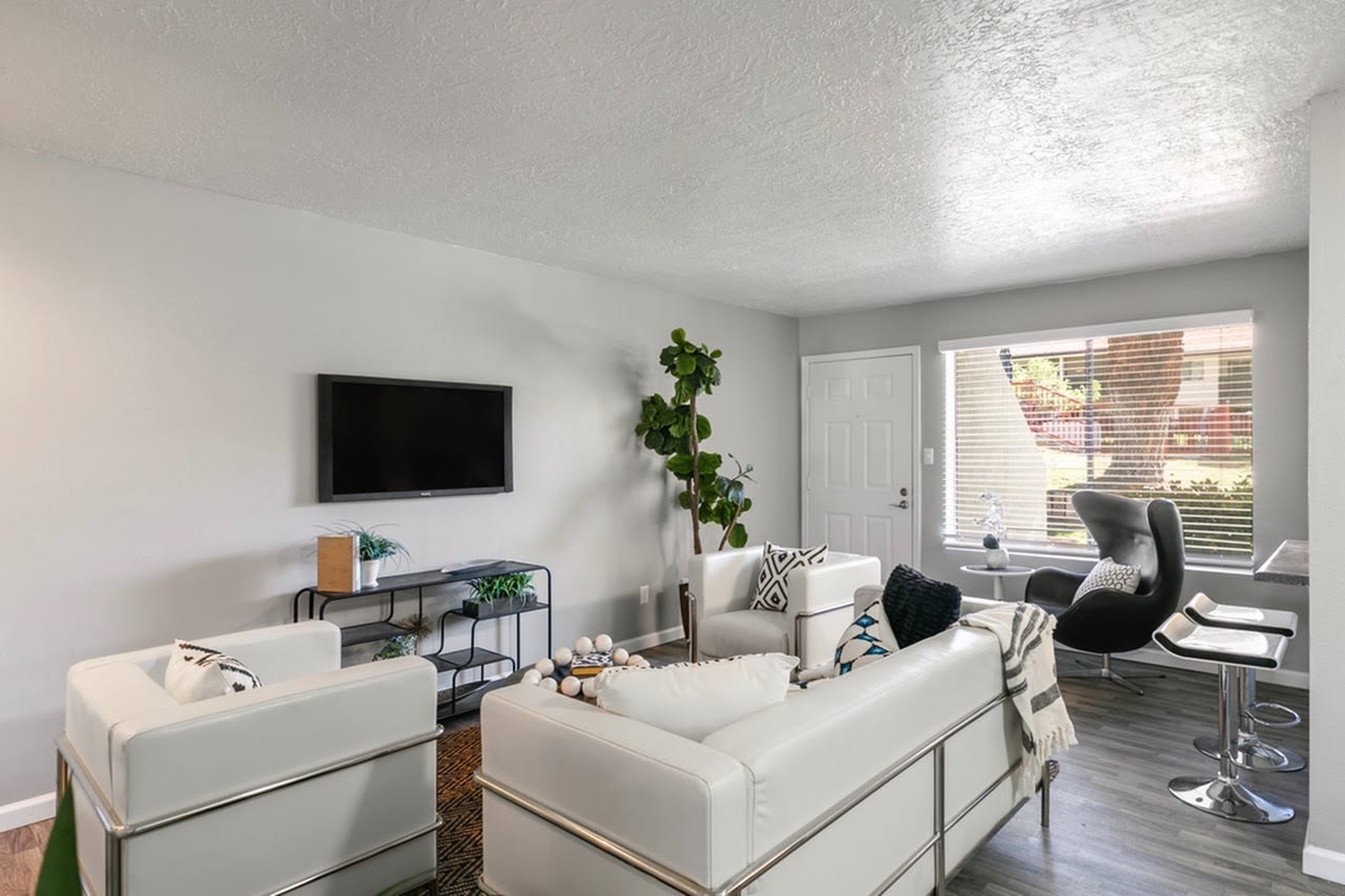 2 Bed 2 Bath Sawmill Gem – photo 3