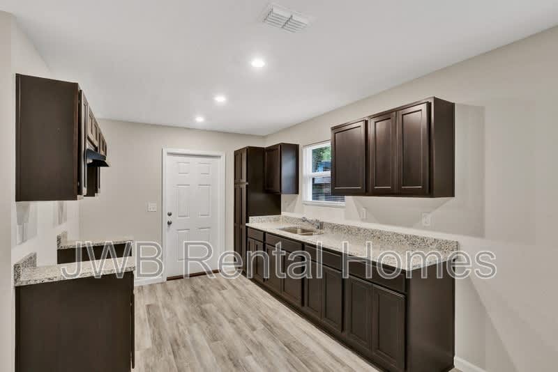 325 Woodlawn Ave – photo 2
