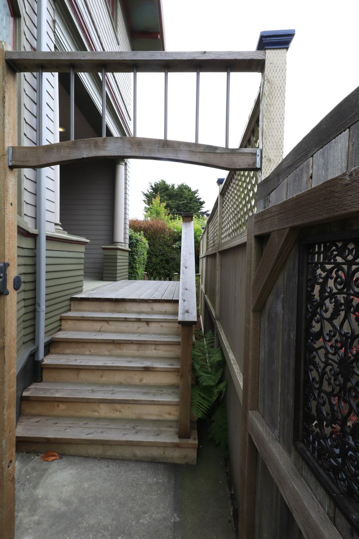 Spacious Updated Victorian Apartment, some utilities included – photo 2