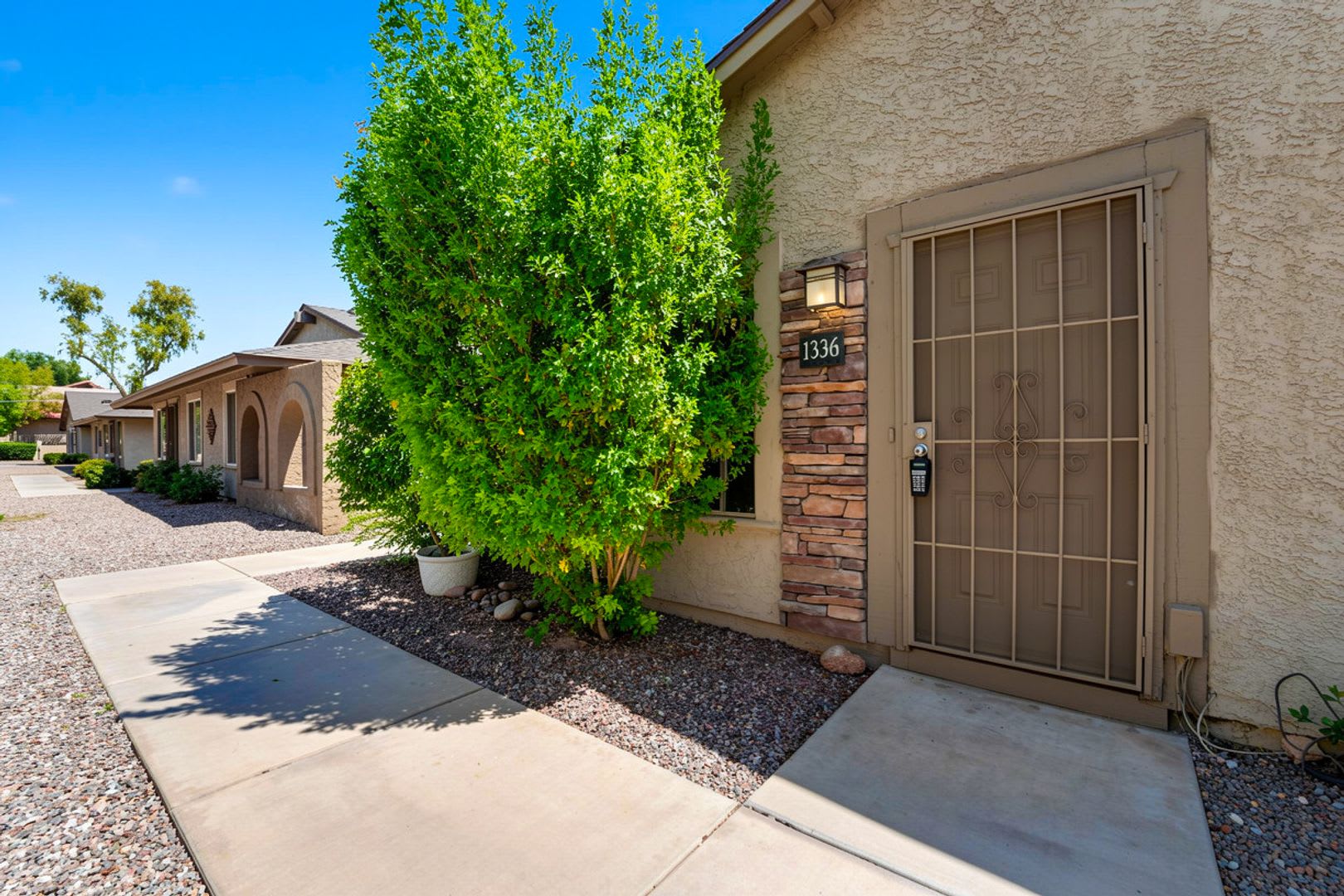 Well-Maintained 3-Bedroom Home Close to Shopping, Dining & Freeways! – photo 1