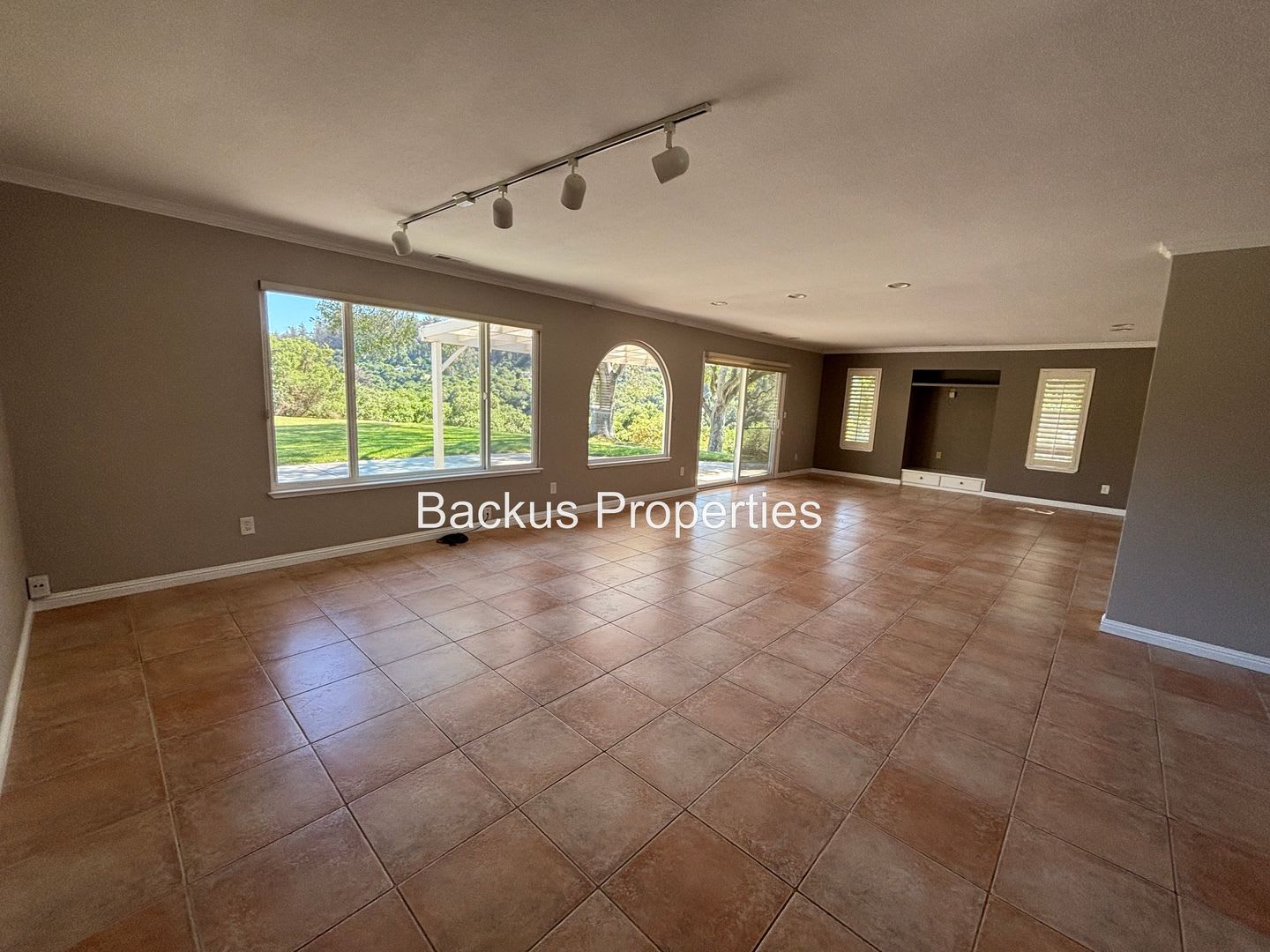 Wonderful three bedroom home on an acre lot in Royal Oaks – photo 3