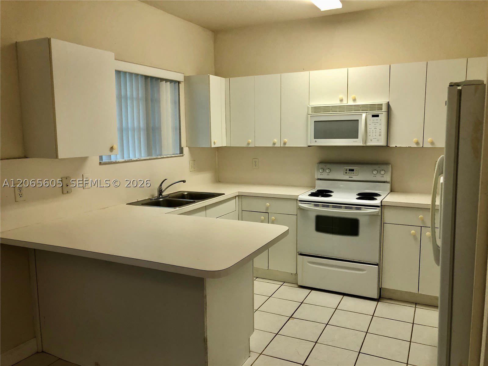 2733 NE 3rd Ct – photo 2