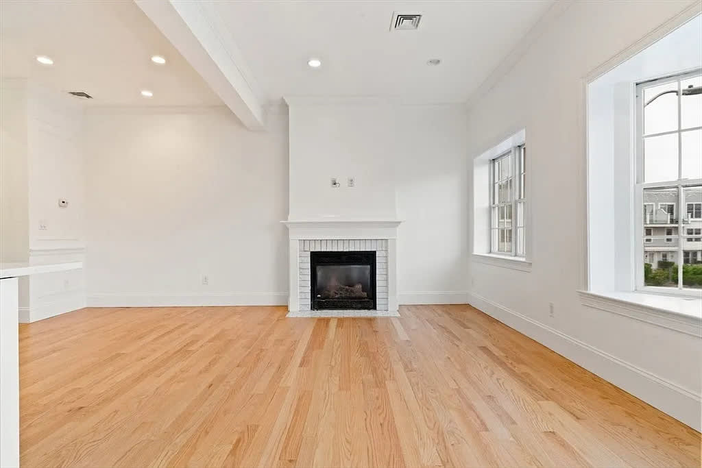 823 E 6th St Unit 8 – photo 1