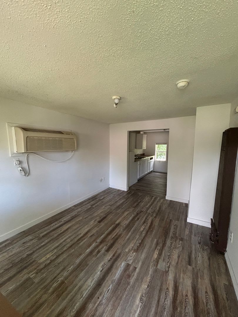 Charming home 2 bed 1 bath – photo 2