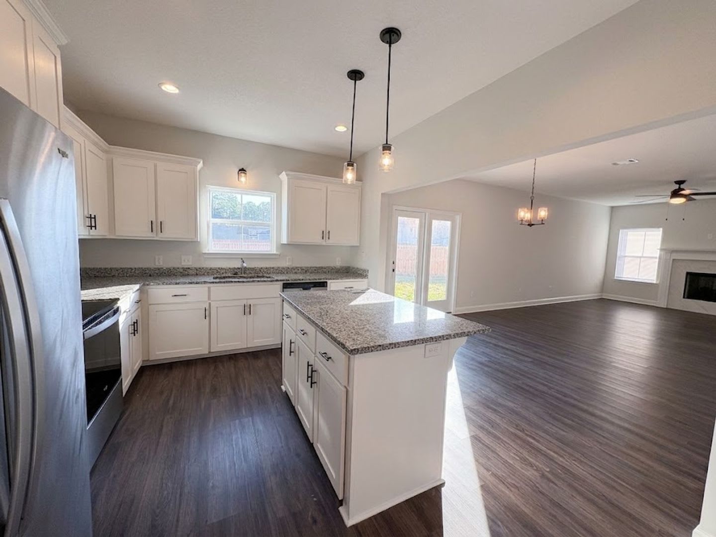 Spacious 4-bedroom/2.5 bathroom home in Griffin Park! – photo 4