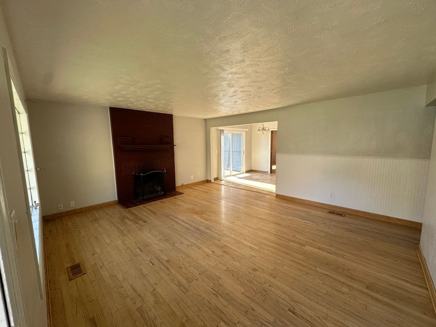Spacious 4 Bedroom Home with Fenced Yard – photo 3