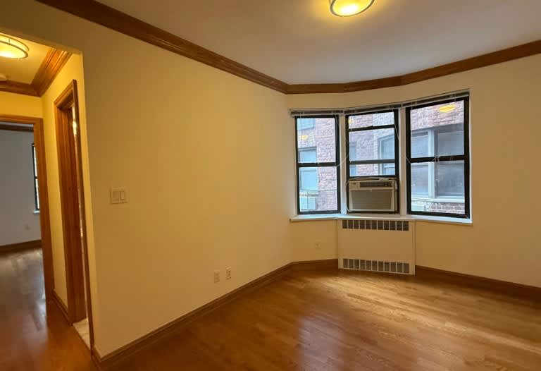 1684 York Ave – photo 4