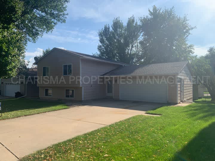 SPACIOUS 3 BD 2 BA HOUSE ON SOUTHEAST SIDE OF SIOUX FALLS – photo 2