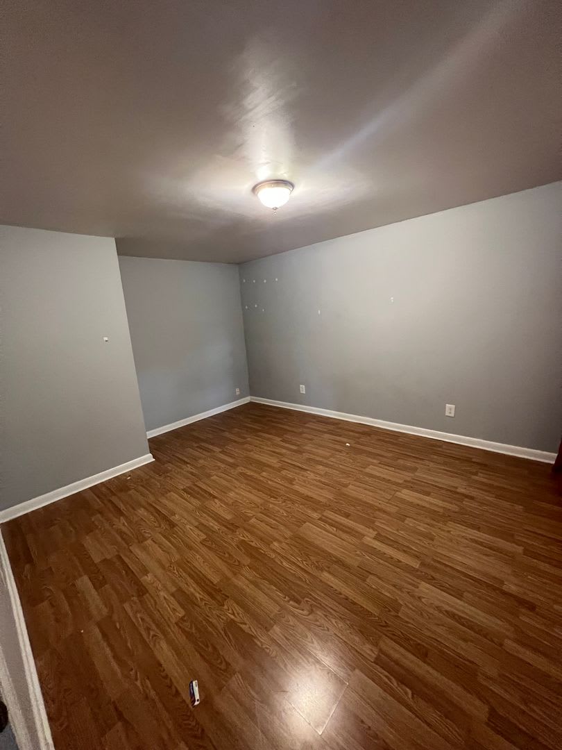 Spacious Three Bedroom Apartment In The Russell Neighborhood – photo 1