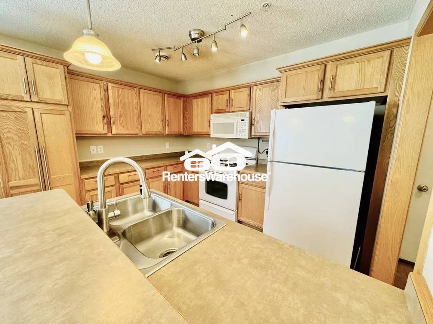 Available Now 3 Bedroom 1 5 Bath End Unit Townhome W Updates 2 495 – photo 2