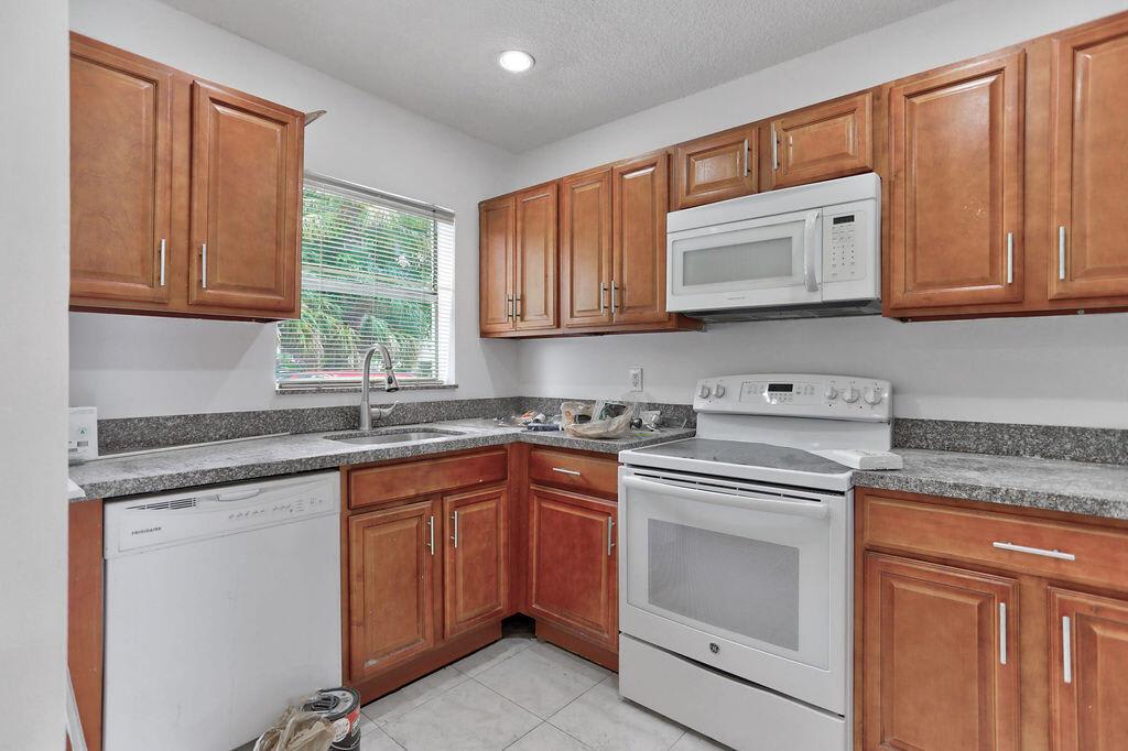 7906 Southwest 8th Street – photo 2