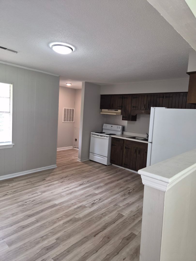 MOVE-IN READY 2-BEDROOM — MINUTES FROM VOLKSWAGEN, AMAZON & ENTERPRISE SOUTH! – photo 4