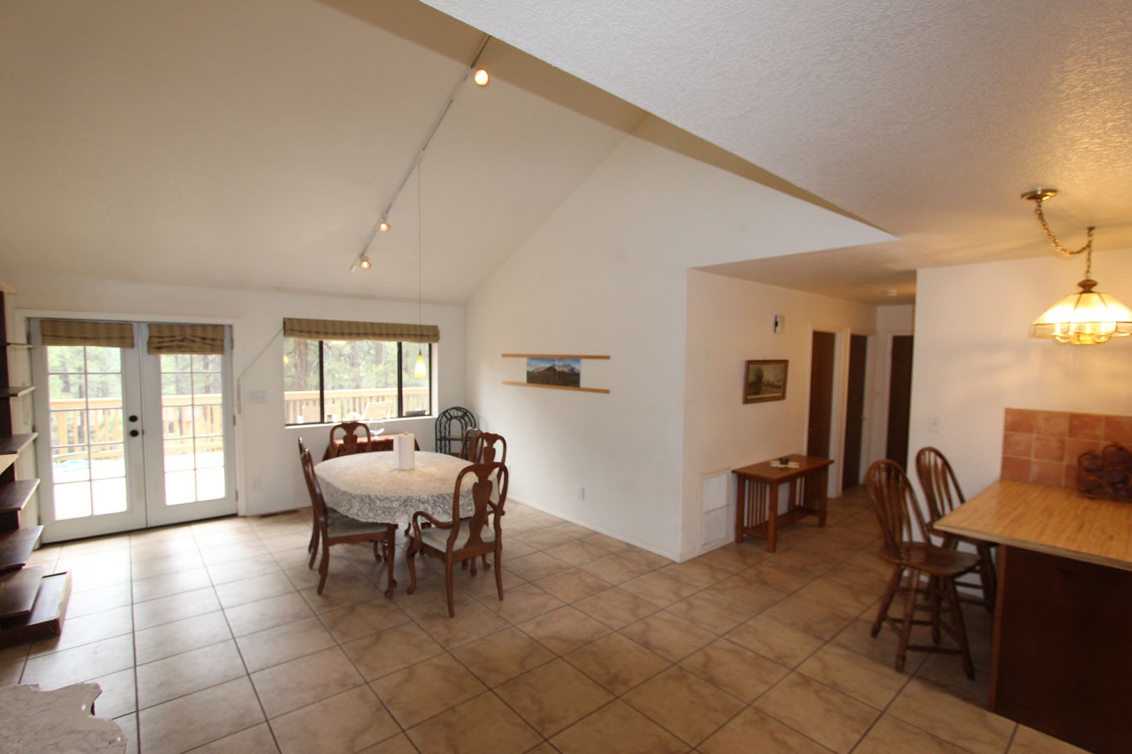 500 Move In Special Single Level 4Br Home Partially Furnished In University Heights – photo 5