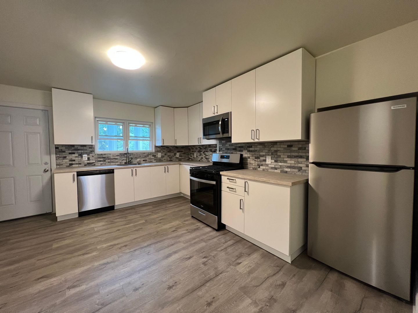 Updated 3BR House with fenced yard! – photo 3