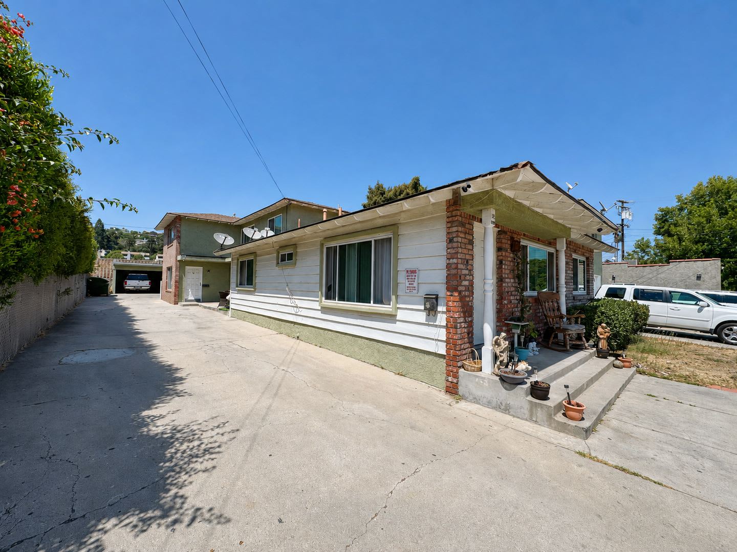 Remodeled 2+1.5 Townhome in Santa Paula – photo 1
