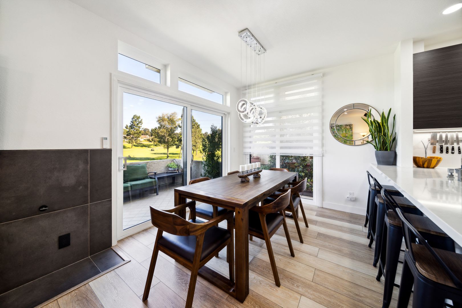 Beautifully renovated end-unit townhome – photo 4