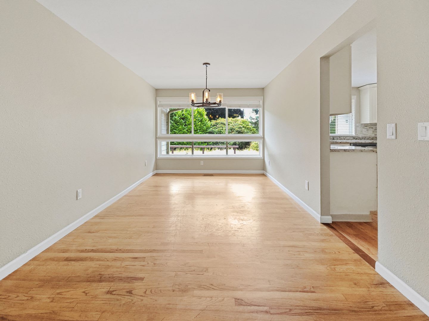 Must see!!! Updated Rambler on Glencoe Community – photo 4