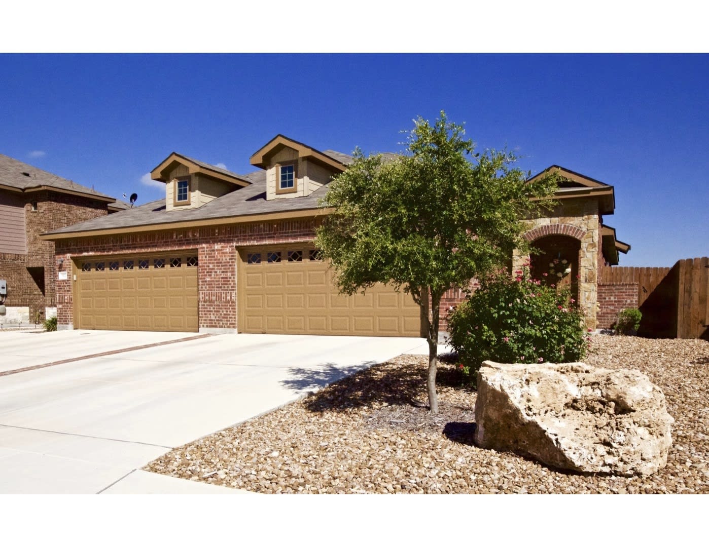 LUXURY TOWNHOME LOCATED IN BASTROP, TEXAS! – photo 1
