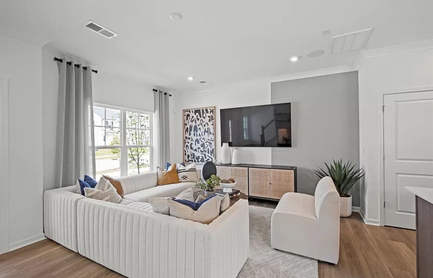 Room in 3 Bedroom Home at Leading St – photo 2
