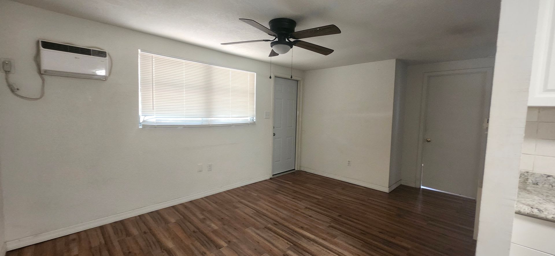 Charming 2 bedroom, 1 Bath – photo 2